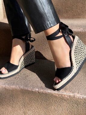 EUC Vince Camuto Bendsen black wedge sandals featuring a woven espadrille heel